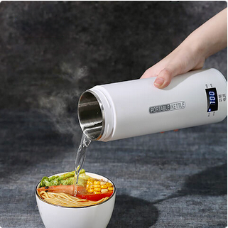 Bouilloire sans fil Nomade Express verse eau bouillante dans bol de soupe