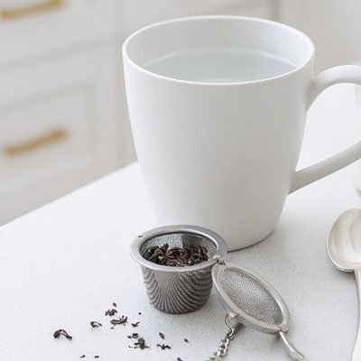 Boule à thé tasse blanche cuillère