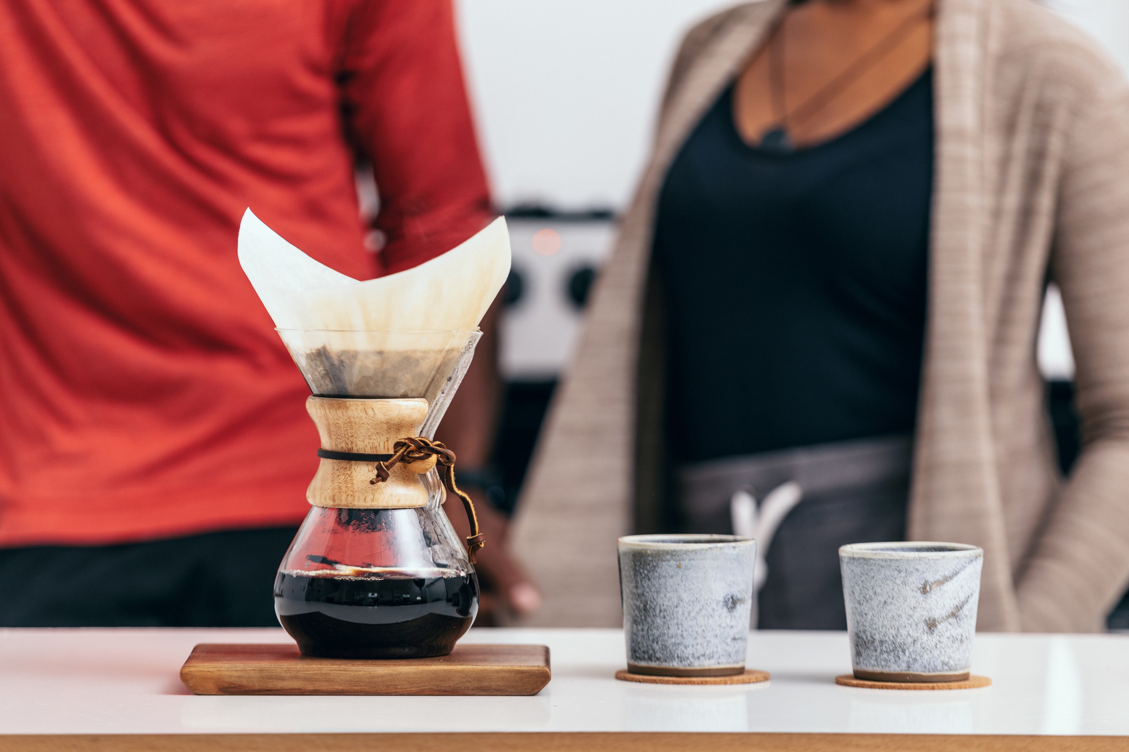 café versé avec deux tasses rustiques