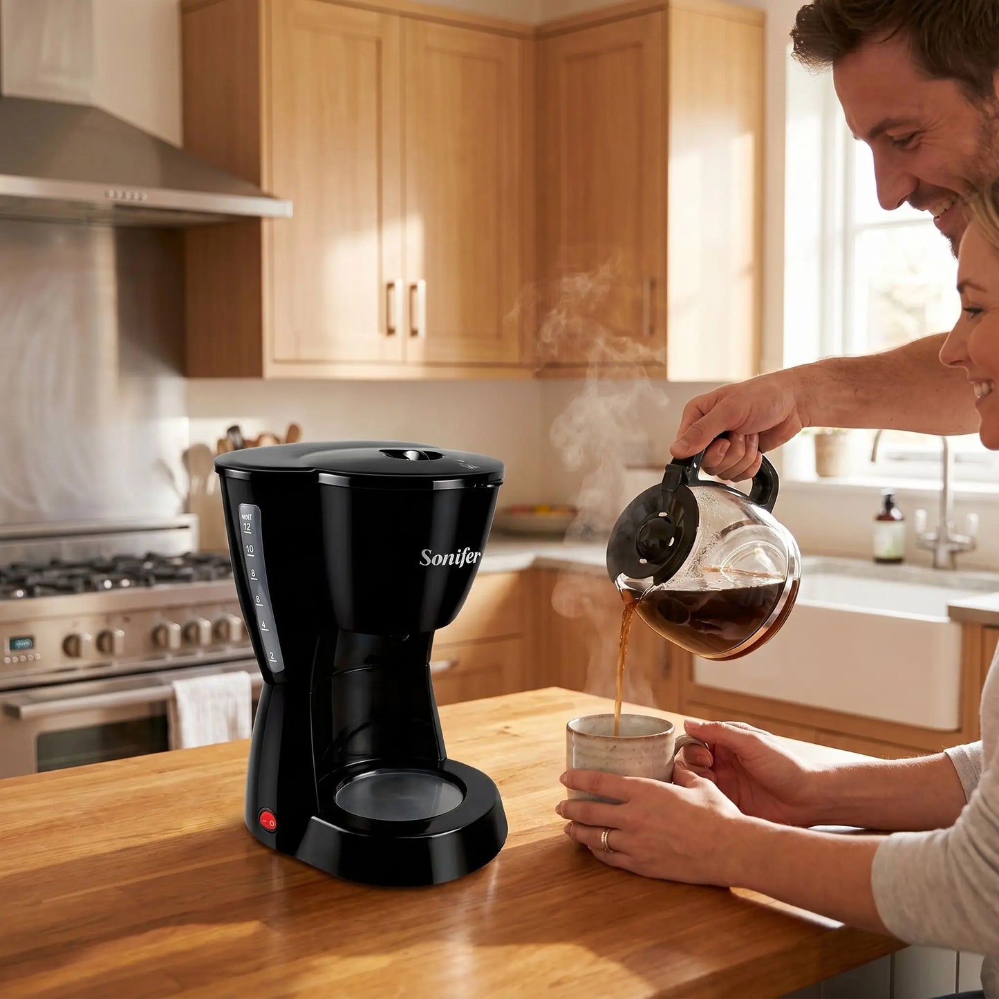 Cafetiere filtre AutoBrew homme verse café