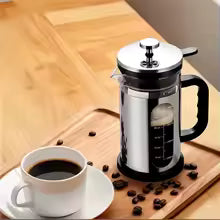 Cafetiere à pression tasse blanche planche bois