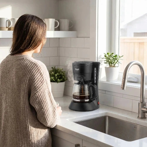 Cafetière filtre Filtre Premium femme devant cafetière