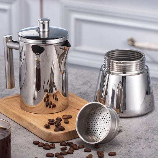 Cafetière italienne à induction Diego démontée sur table