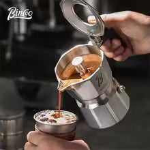 Cafetière italienne inox verse café