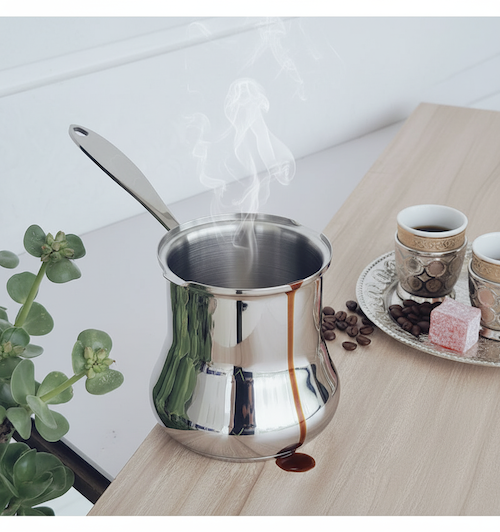 Cafetiere turque induction InoxTradition sur table avec cafés