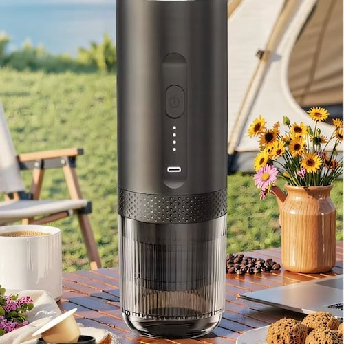 Cafetiere USB Espresso Voyageur sur table à l'extérieur