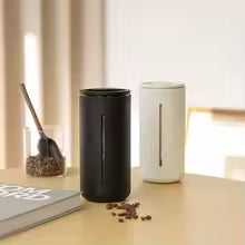 Deux cafetieres a piston sur table