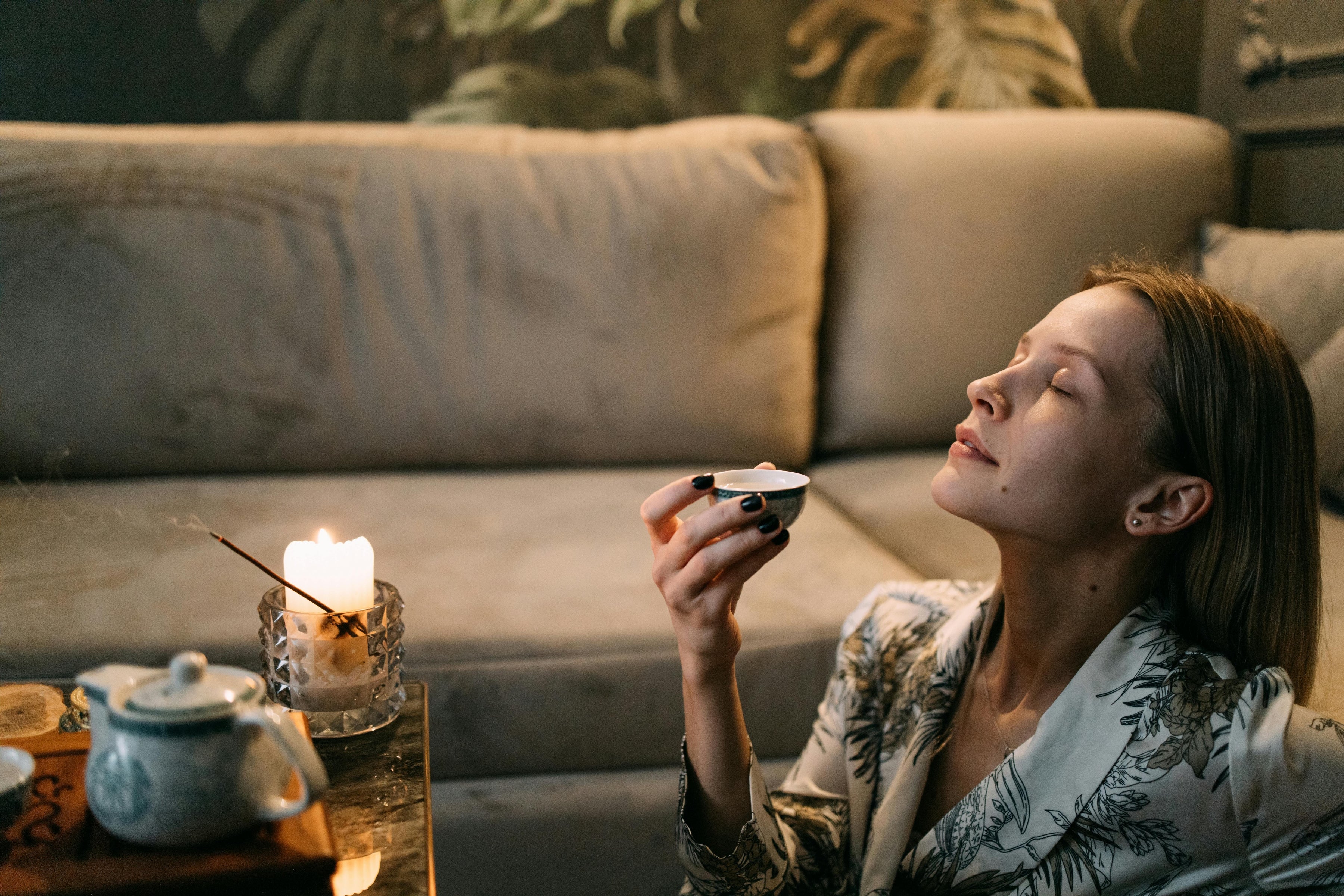 Femme assise dégustant thé