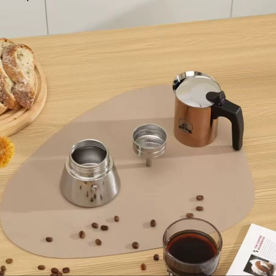 Moka espresso pot Premium Luxe démonté sur table