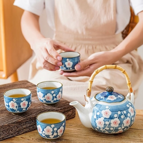 Service à thé porcelaine Souffle de Vent femme tient une tasse de thé