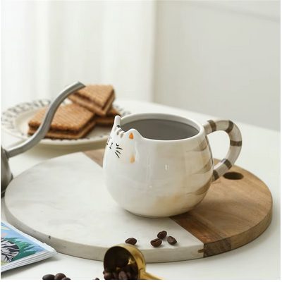 Tasse chat Adorable Féline sur plateau avec cookies