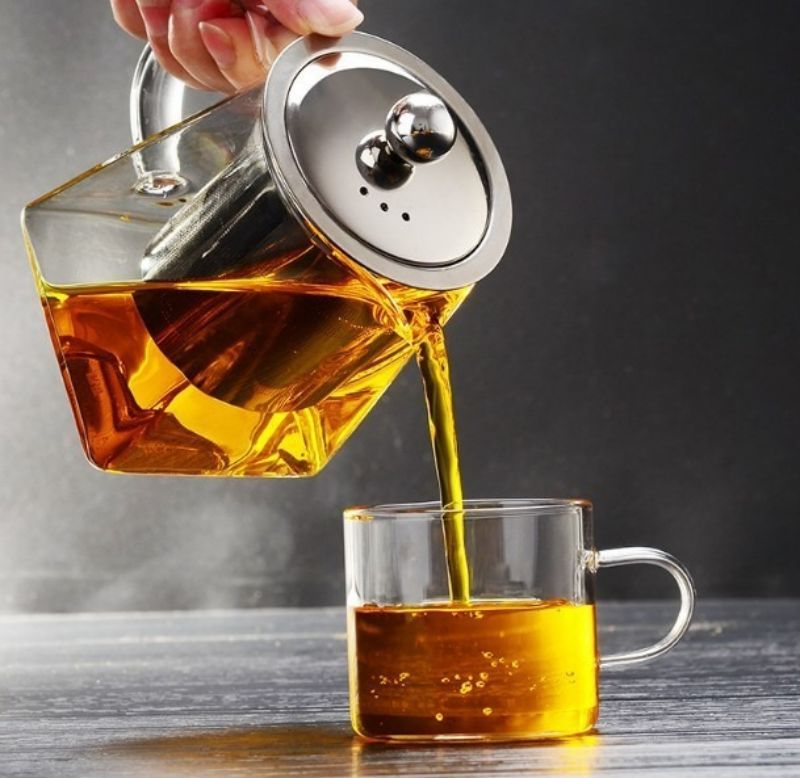 Theiere verre Borosilicate verse thé dans une tasse