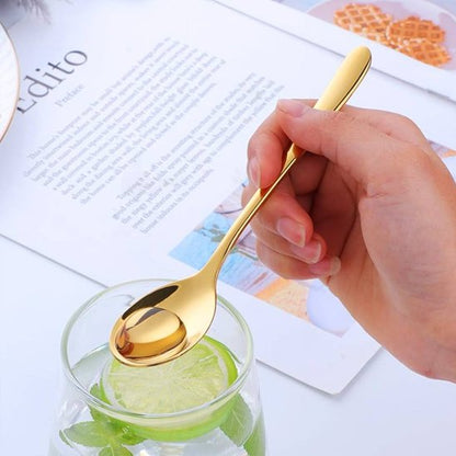 Cuillere Multicolore tenue au dessus d'un verre