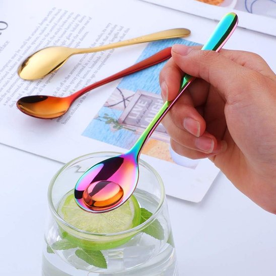 Cuillere Multicolore tenue au dessus d'un verreavec autre cuillere