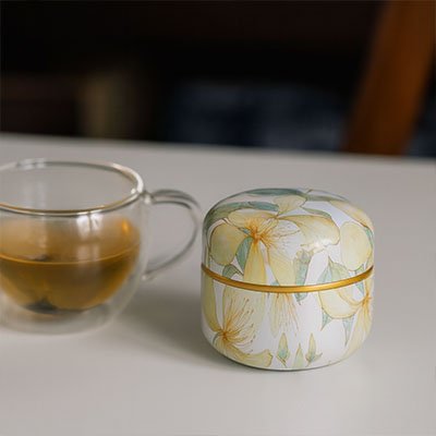 Boite à thé - Élégance Romantique - jaune avec tasse de thé