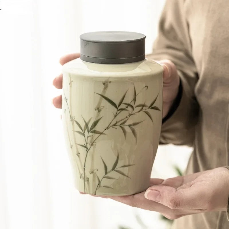 Boite à thé Japonaise Banbou tenue dans les mains