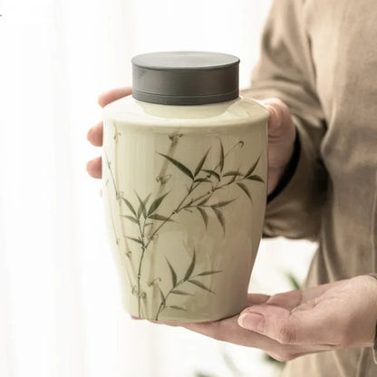 Boite à thé Japonaise Banbou tenue dans les mains