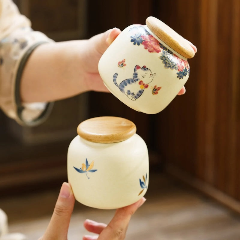 Boite de the Mignonnes deux variantes tenues en main