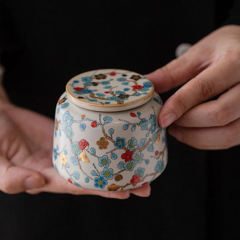Boite pour le thé Impériale dans les mains