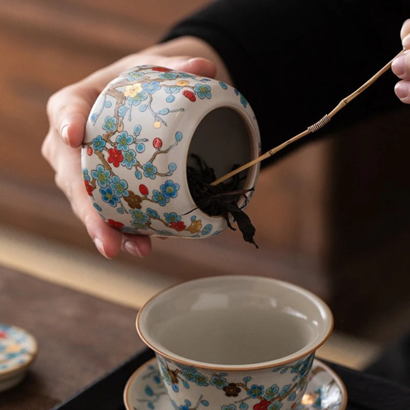 Boite pour le thé Impériale verse du thé dans une tasse