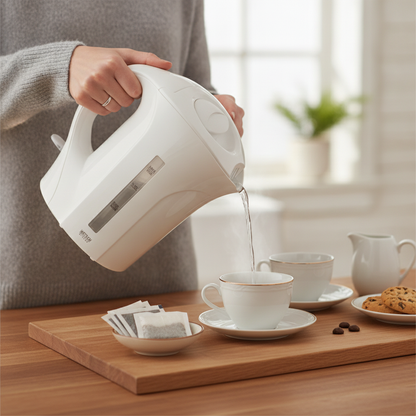 Bouilloire 1L RapidBoil femme verse eau dans tasse