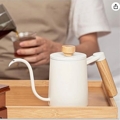 Bouilloire à café Précision Pro blanche dans un plateau