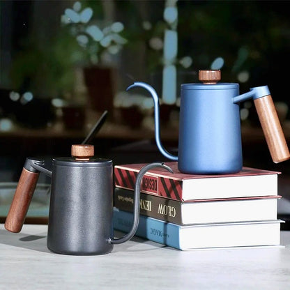 Bouilloire à café Précision Pro deux variantes avec des livres
