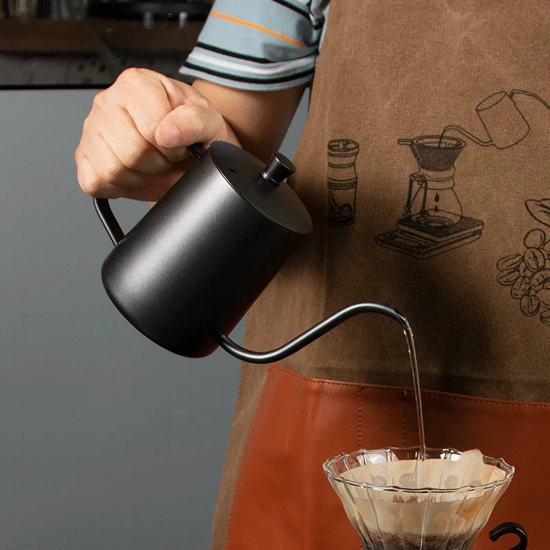 Bouilloire à café Précision Pro café versé sur le café par un homme