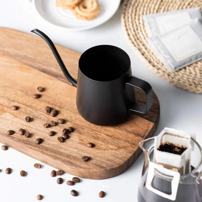 Bouilloire a cafe Verse Pro sur une planche avec grains de café