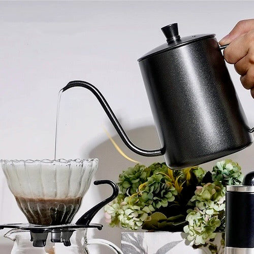Bouilloire cafe Gooseneck homme verse l'eau bouillante sur café