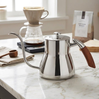 Bouilloire cafe italienne Progretto sur le comptoir avec une cafetière