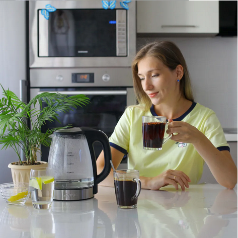 Bouilloire électrique RapidGlass femme boit breuvage