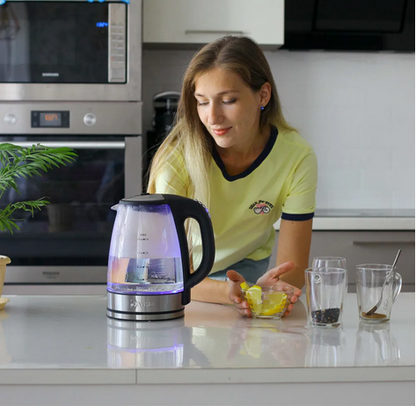Bouilloire électrique RapidGlass sur comptoir avec femme et tasses