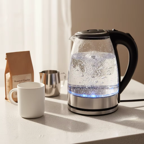 Bouilloire électrique RapidGlass sur table avec tsse