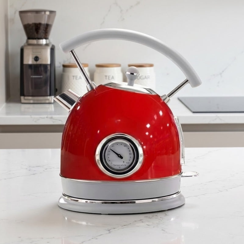 Bouilloire eletrique vintage Distinction rouge sur le comptoir