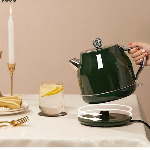 Bouilloire électrique vintage Héritage déposée sur sa ase