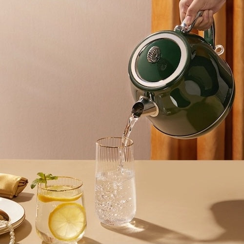 Bouilloire électrique vintage Héritage eau déverse dans un verre