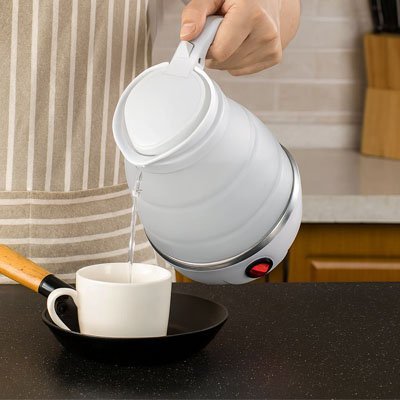 Bouilloire Flexsilicone verse eau dans tasse - Mon Univers Thé et Café