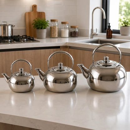 Bouilloire inox Précision trois tasses sur le comptoir