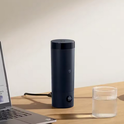 Bouilloire portable Température Nomade sur table branché près ordinateur