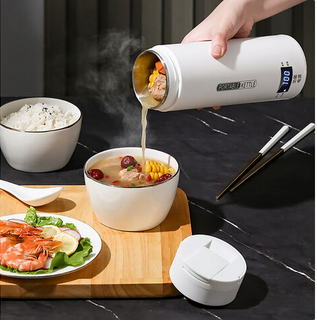 Bouilloire sans fil Nomde Express verse eau bouillante dans bol de soupe
