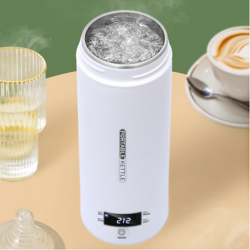 Bouilloire sans fil Nomade Express sur table avec verre de thé et tasse de café