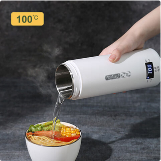 Bouilloire sans fil Nomade Express verse eau bouillante dans bol de soupe