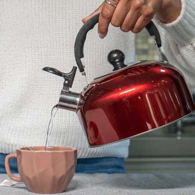 Bouilloire sifflante Design Rétro rouge verse eau dans tasse