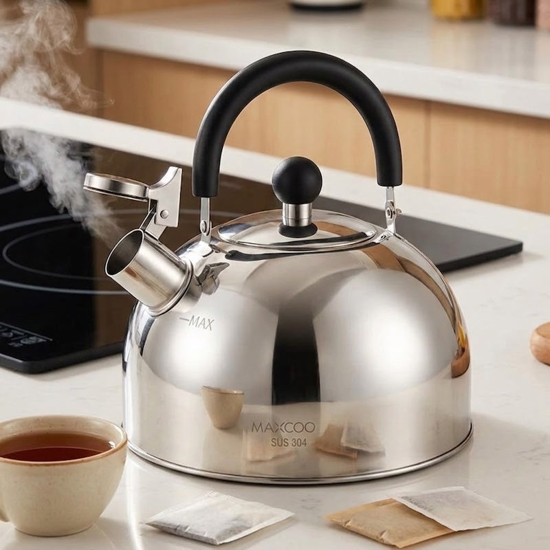 Bouilloire sifflante Design Rétro sur le comptoir avec une tasse de thé