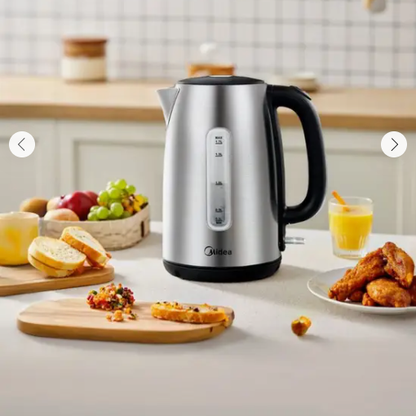 Bouilloire sur comptoir avec pains