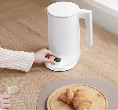 Bouilloire température réglable 2Pro sur comptoir avec croissant