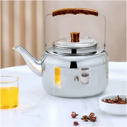 Bouilloire vintage Inox Retro sur table avec thé