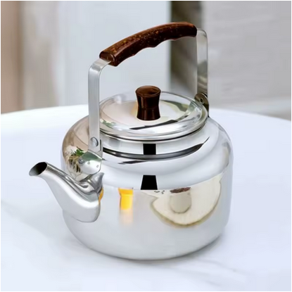 Bouilloire vintage Inox Retro sur table en gros plan