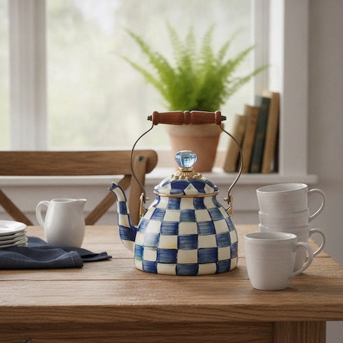 Bouilloire vintage Royale sur table avec des tasses